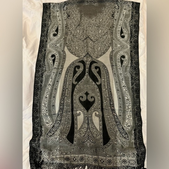 Scarf. Beautiful black and taupe print scarf. - Picture 6 of 6